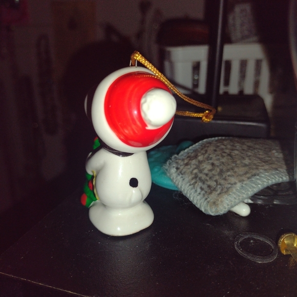 1981 Peanuts Santa Hat Series - Snoopy Decorating Christmas Tree - Picture 4 of 5